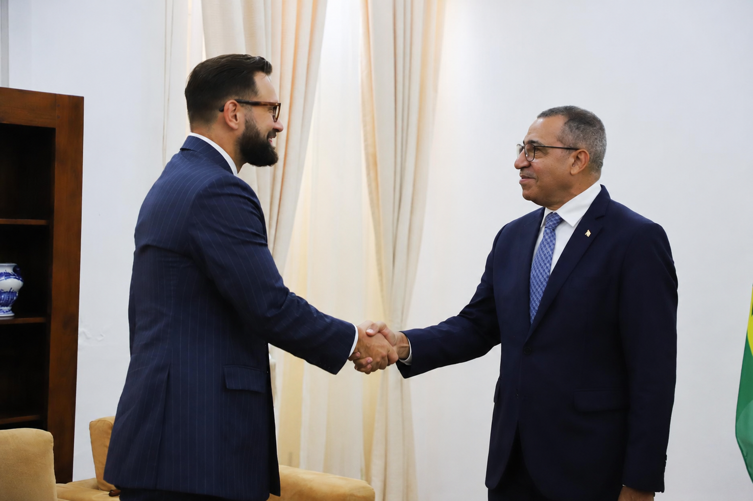 Sam Kovacs com Sua Excelência o Presidente Carlos Vila Nova em São Tomé, 2026.